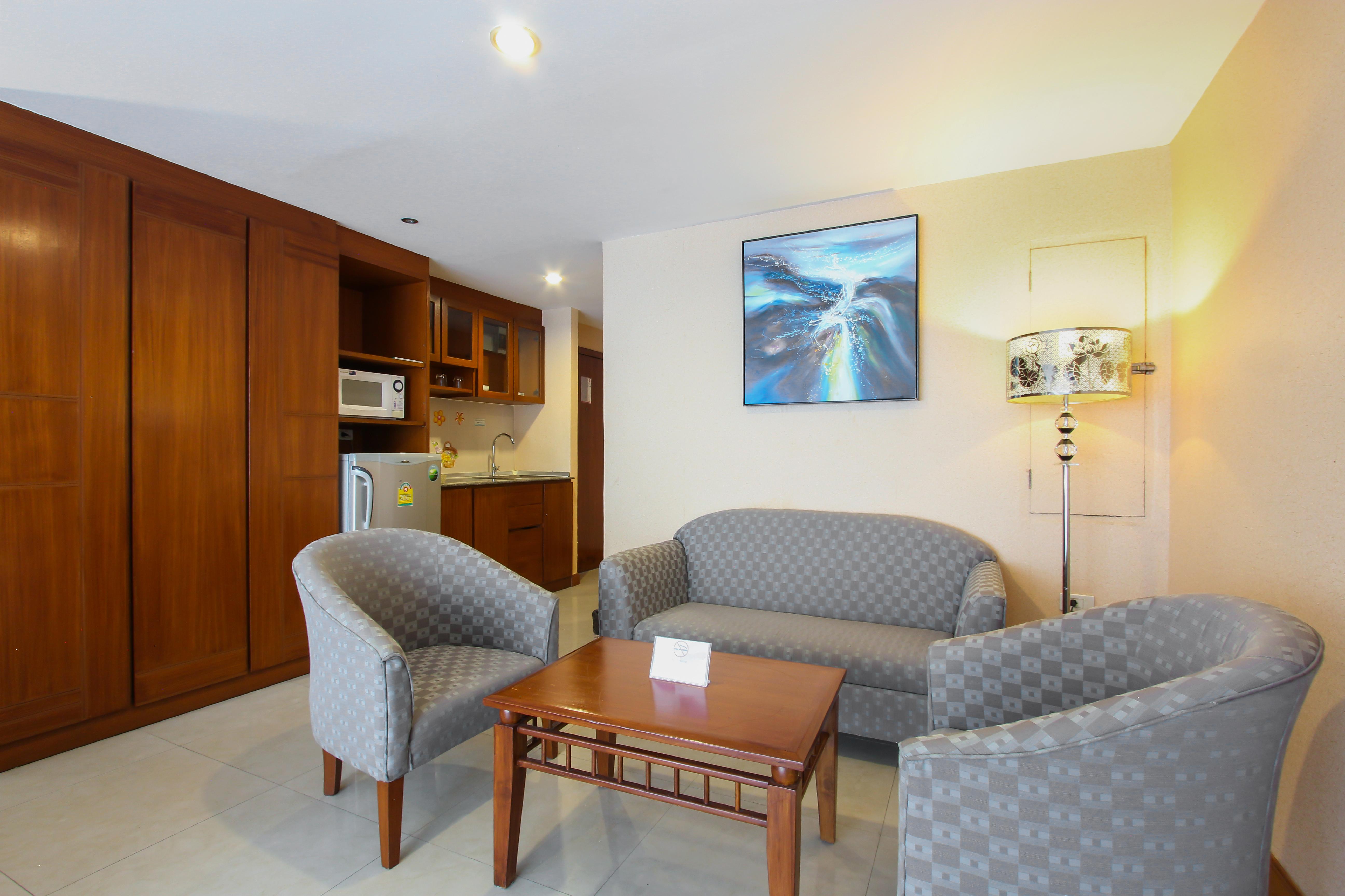 Bally Suite Sukhumvit Бангкок Екстер'єр фото